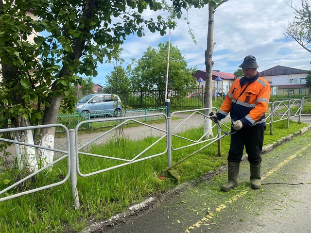 Коммунальщики Поронайского района приступили к покосу травы